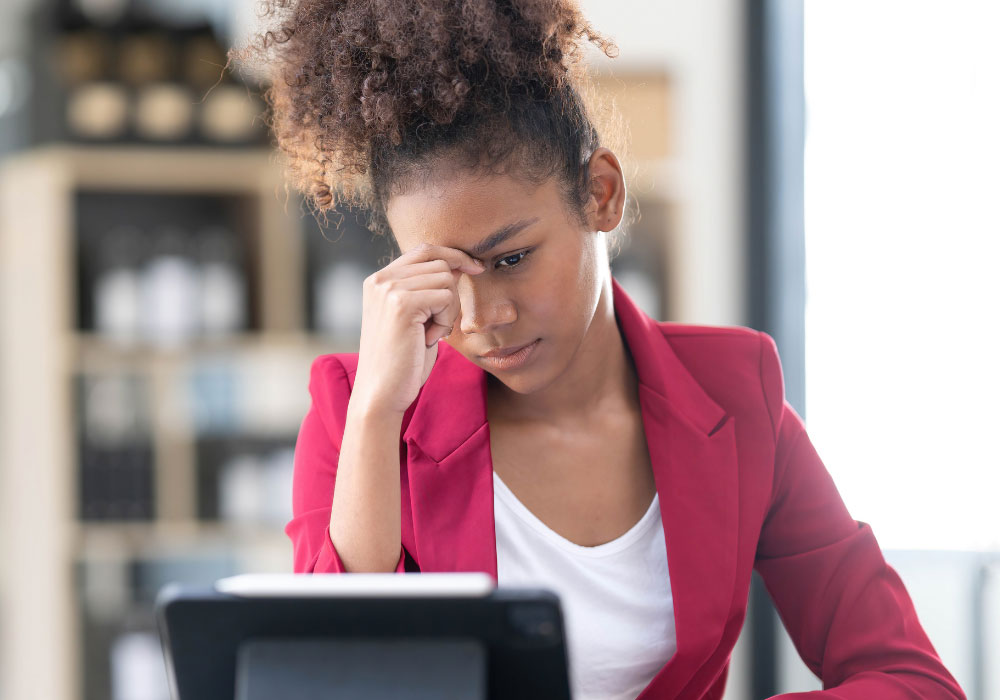 office employee exhibiting signs of quiet quitting