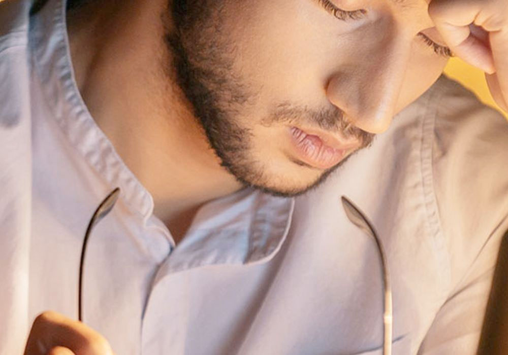 Stressed employee displaying signs of presenteeism